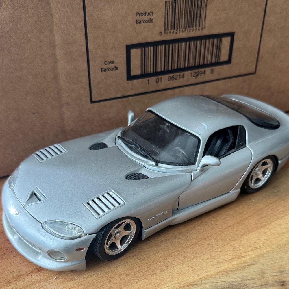 1:18 scale maisto dodge viper used